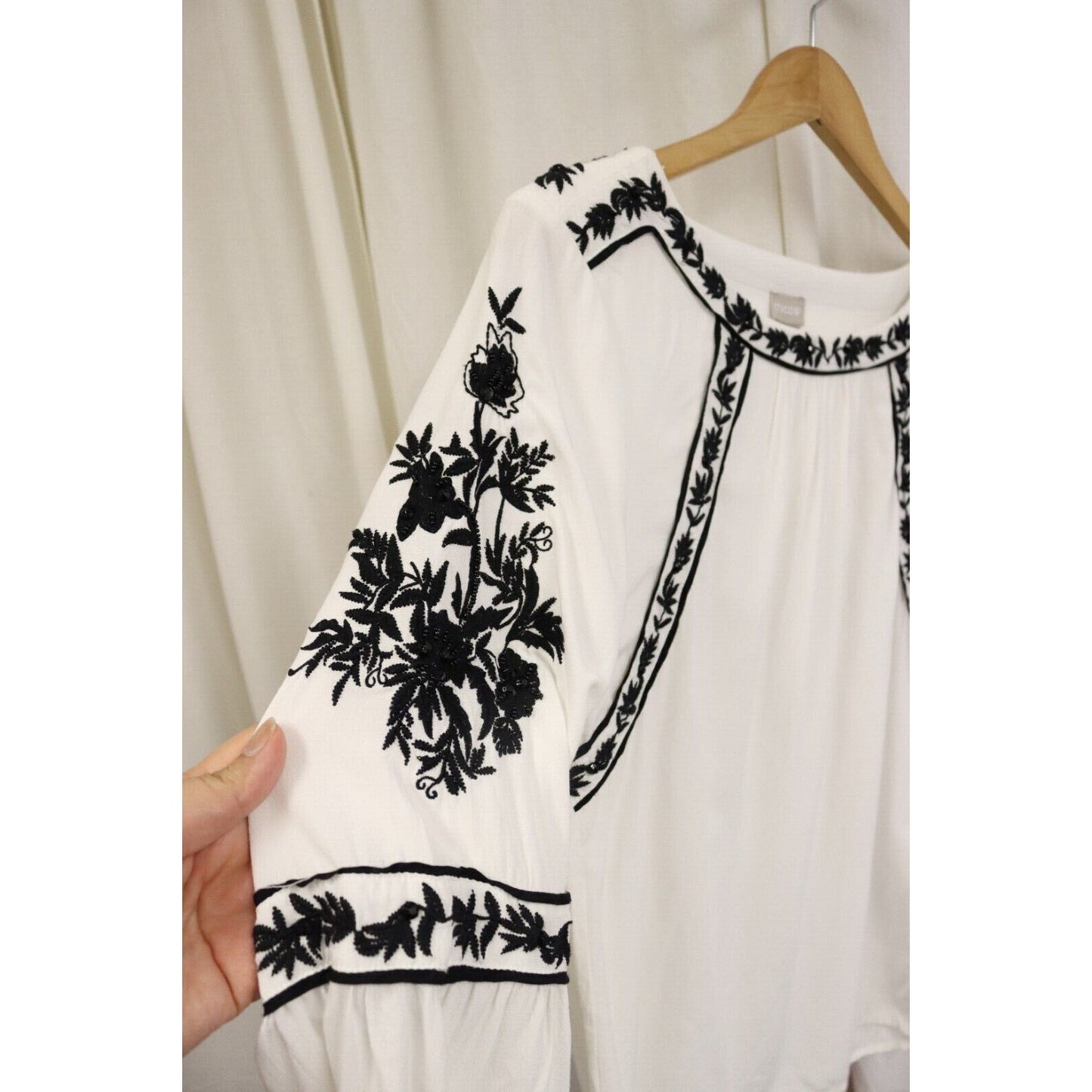Chico's 0 (4/6) White and Black Long Sleeve Top Boho Embroidery Flaws