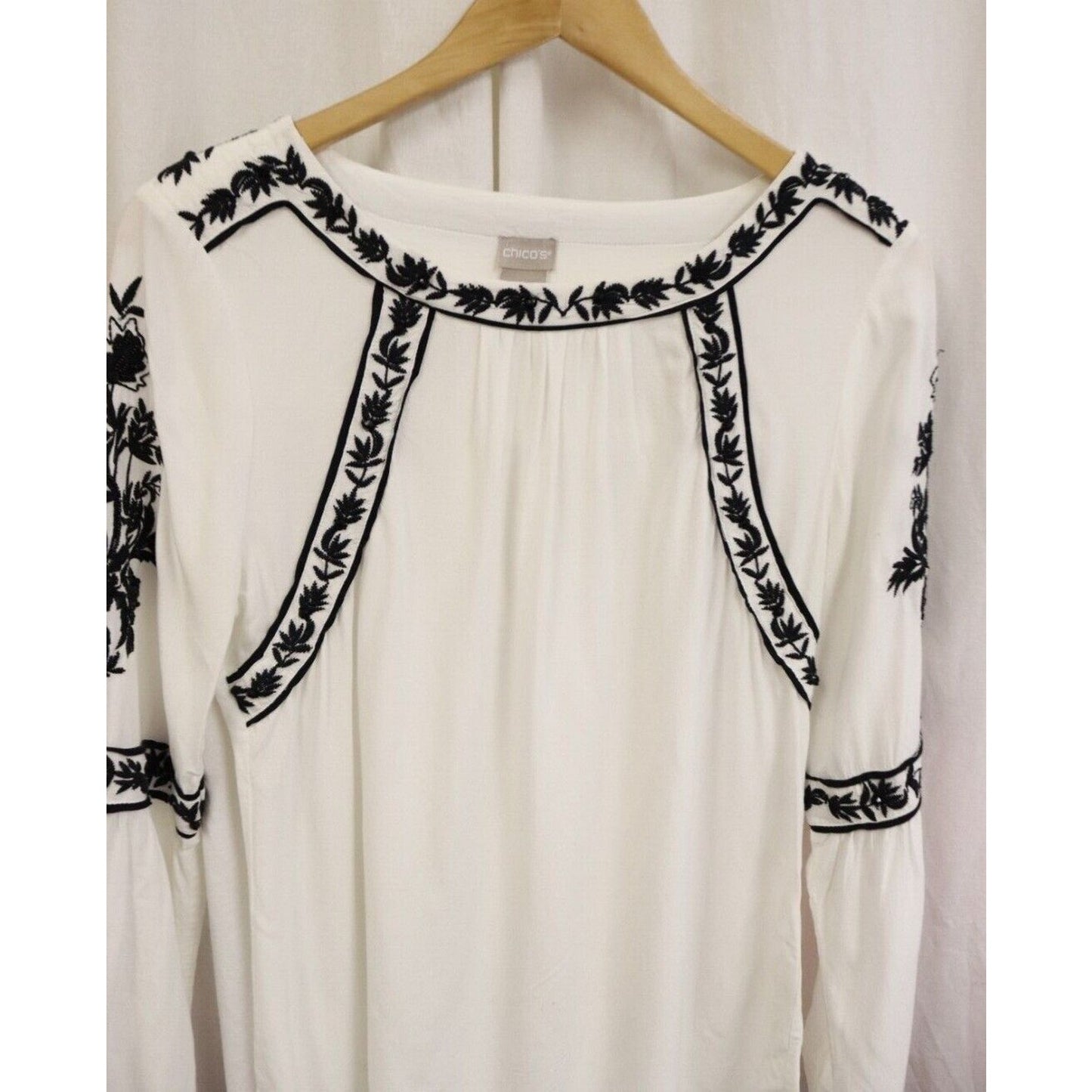 Chico's 0 (4/6) White and Black Long Sleeve Top Boho Embroidery Flaws