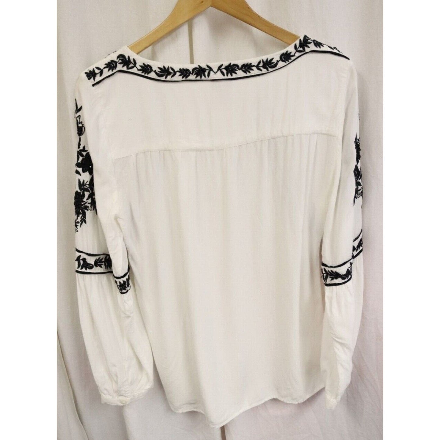 Chico's 0 (4/6) White and Black Long Sleeve Top Boho Embroidery Flaws