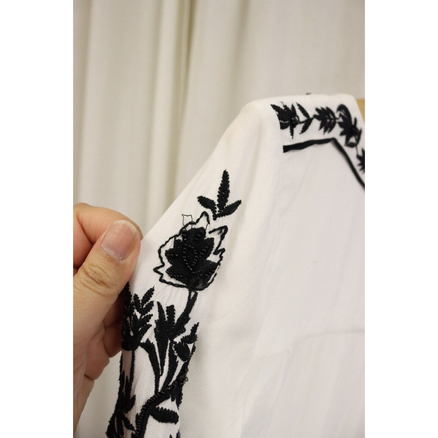 Chico's 0 (4/6) White and Black Long Sleeve Top Boho Embroidery Flaws