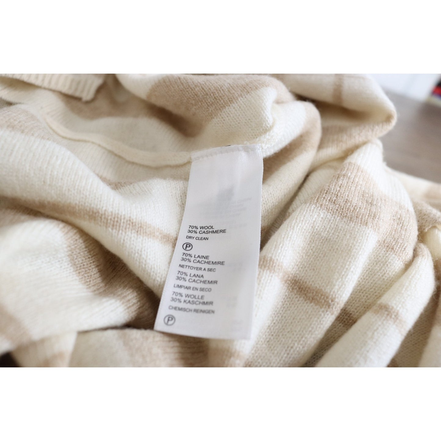 Tommy Bahama Medium Wool/Cashmere V Neck Long Sleeve Hoodie Lightweight