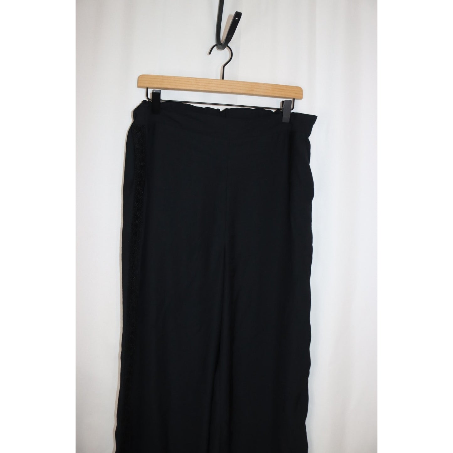 Juicy Couture Elastic Back Large Lace Bottom Pocket