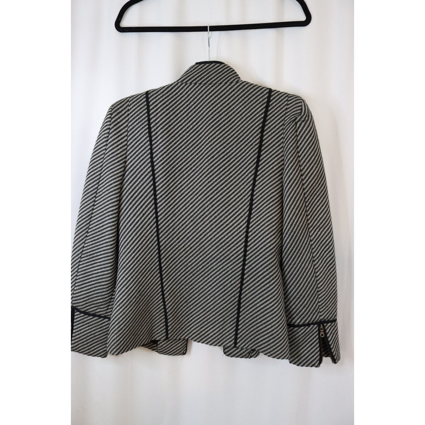Chico's Blazer Long Sleeve Business Size 0 Open Black and White Zip Sleeves