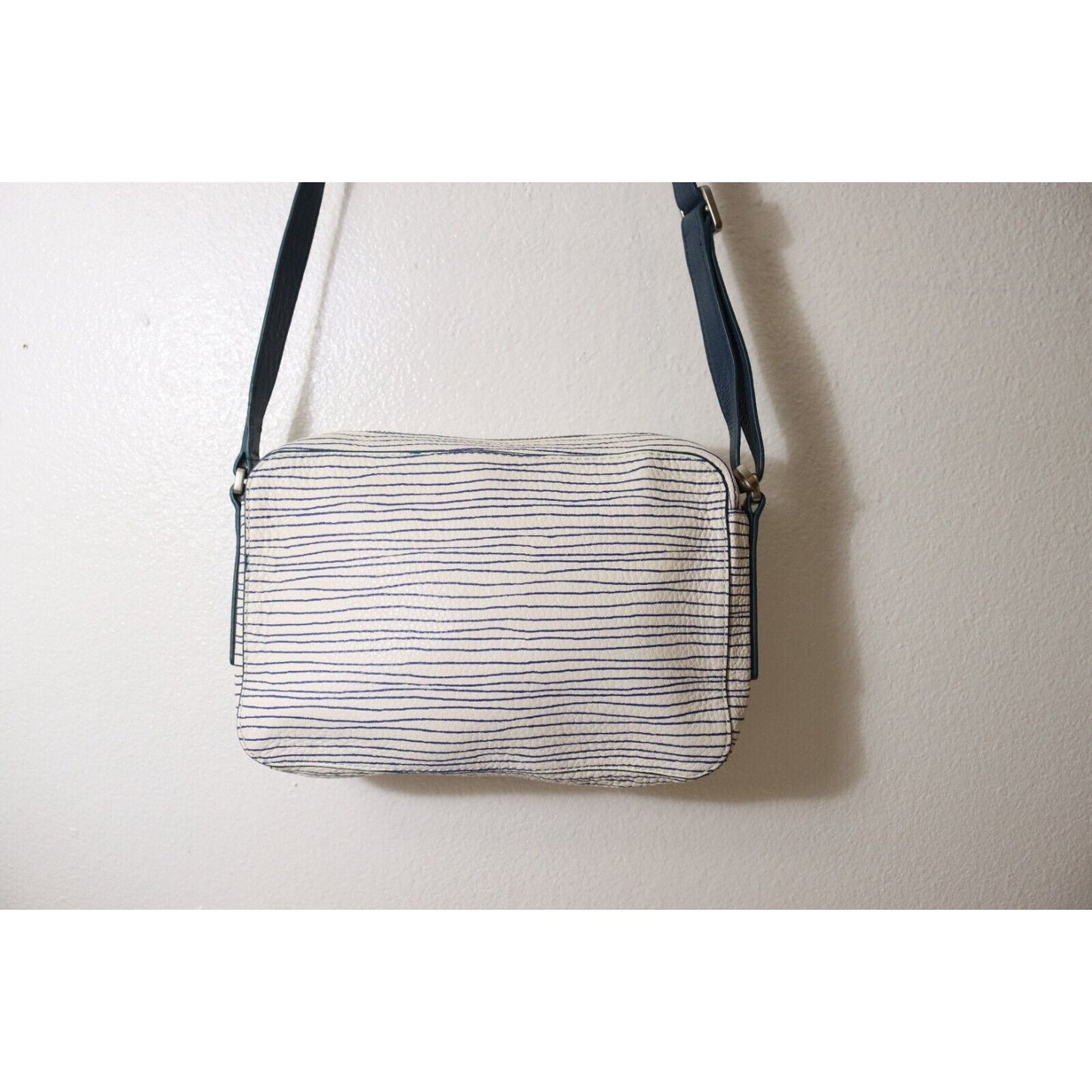 Vintage Fossil Leather Crossbody Shoulder Bag White Blue Striped Silver Buckle Accent