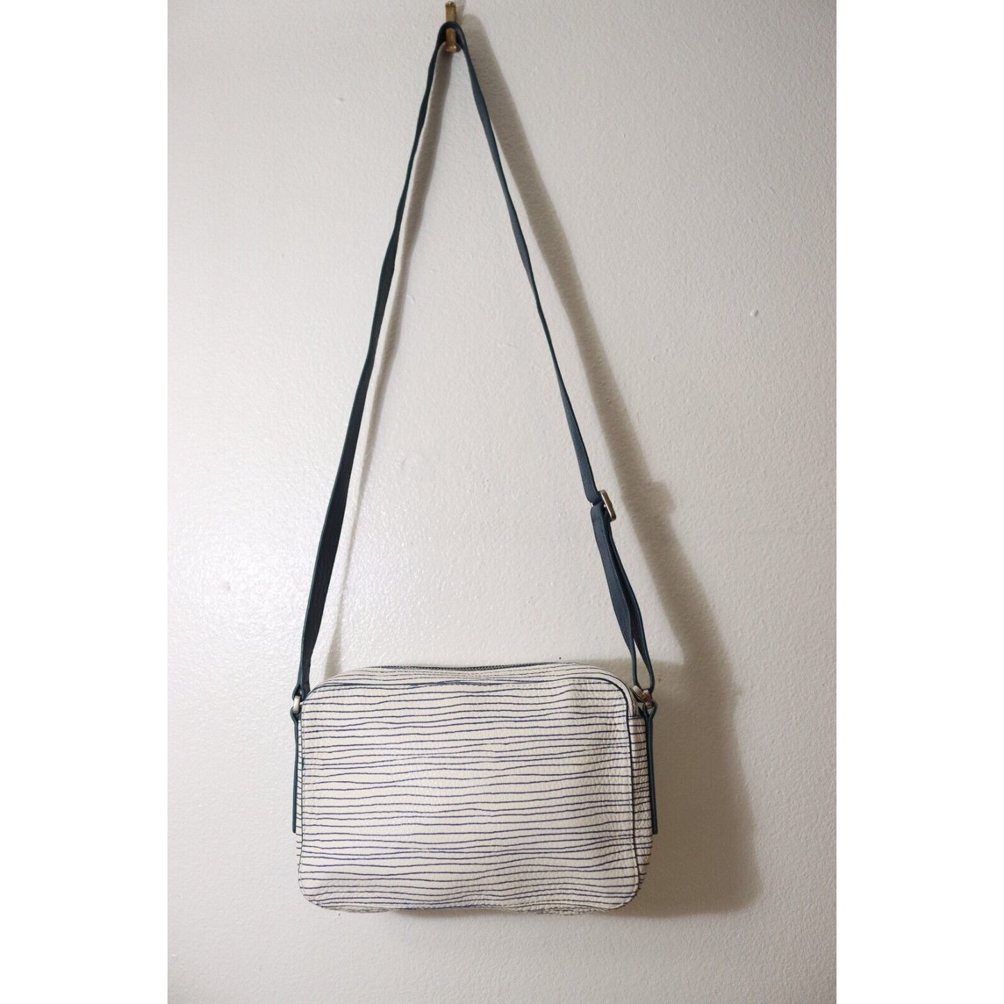 Vintage Fossil Leather Crossbody Shoulder Bag White Blue Striped Silver Buckle Accent