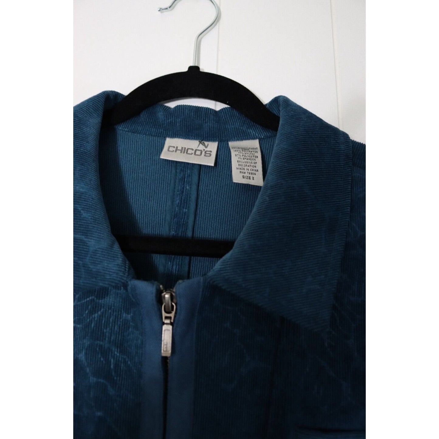 Chico's Full Zip Blue Embossed Flower Size 2/Large